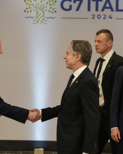 US-Außenminister Antony Blinken (re.) schüttelt dem britischen Außenminister David Cameron (li.) beim G7-Außenministertreffen auf der Insel Capri die Hand. 