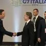 US-Außenminister Antony Blinken (re.) schüttelt dem britischen Außenminister David Cameron (li.) beim G7-Außenministertreffen auf der Insel Capri die Hand. 