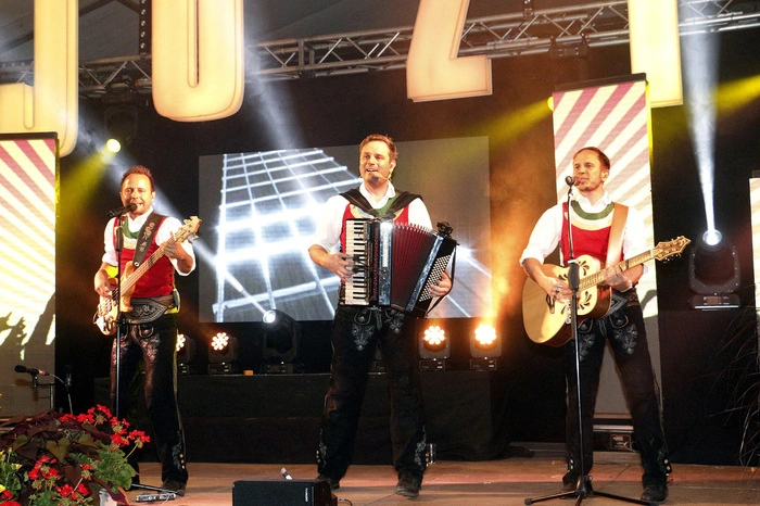 ...und der "Jungen Zillertaler" im "ausverkauften" Festzelt.