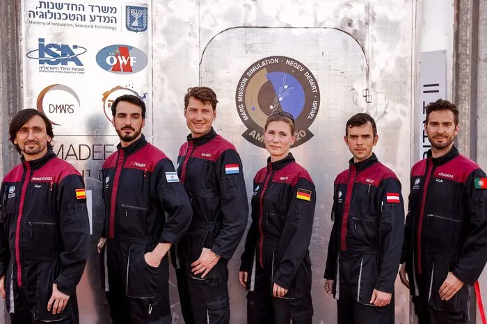 Ziel des Projekts ist es, die Arbeit von Astronauten in marsähnlichen Umgebungen zu erforschen - in Kombination mit Robotern und modernster Technik. Die sechsköpfige Analog-Astronauten-Crew kommt aus Portugal, Spanien, Deutschland, Israel, den Niederlanden - und Österreich.