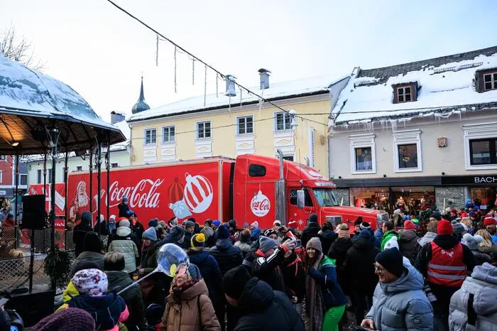 Klicken Sie sich weiter durch die Bilder vom Stopp des Coca-Cola Weihnachtstrucks in Schladming!
