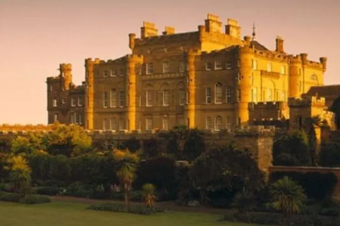 Culzean Castle, Ayrshire. Culzean Castle kann mit einem gespenstischen Dudelsackspieler aufwarten. Der Legende nach ist er einst im Höhlenlabyrinth unterhalb des Schlosses verschwunden. Jetzt soll sein Spiel oft bei Hochzeiten und in stürmischen Nächten erklingen. So mancher Besucher will ihm zudem auf dem Gelände rund um das Schloss begegnet sein.