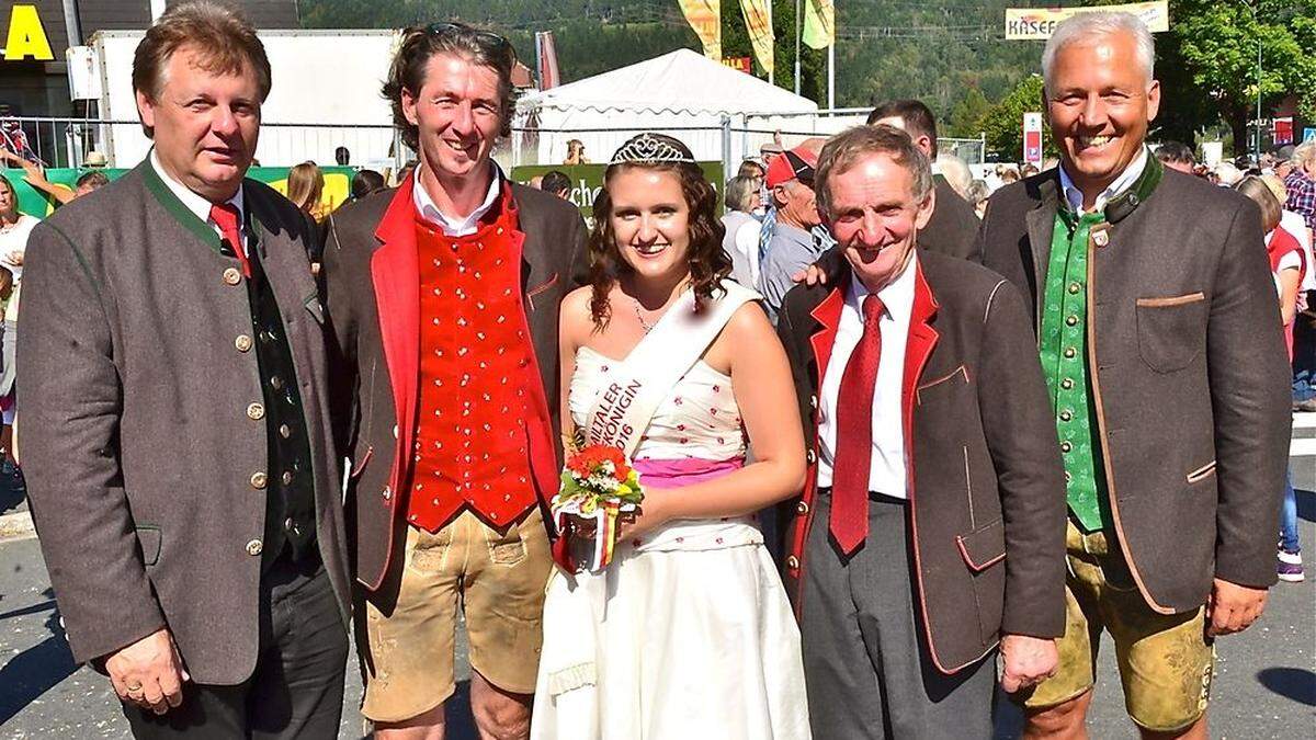 Käsekönigin Irina Kanzian mit ihren Bewunderern Leopold Astner, Sepp Kolbitsch, Jakob Thurner und Walter Hartlieb 	