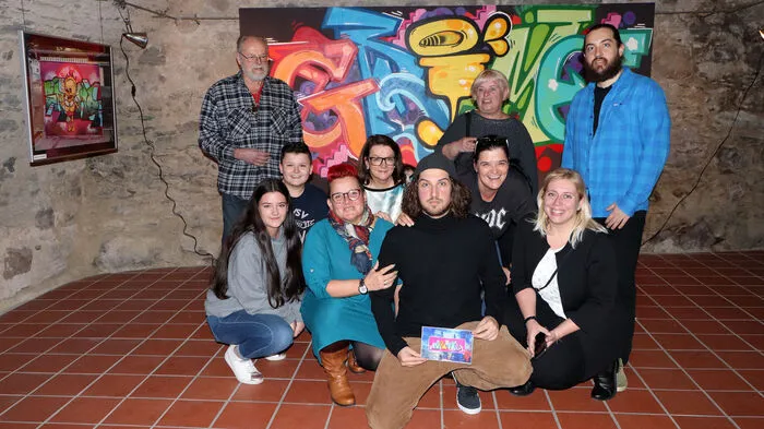 Fast die gesamte Familie Weld (mit Mutter Alexandra Weld, Bruder Marcel Weld, Opa Wehrfreid Weld, Taufpatin Christine Slamnig) und zahlreiche Freunde des Künstlers sind in die Tiebelstadt zur Vernissage gekommen!