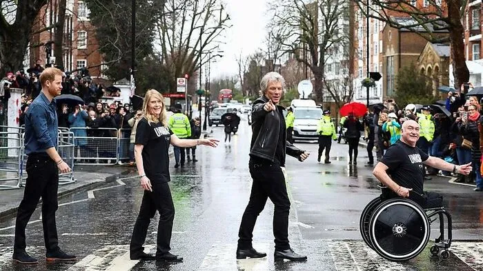 Berühmtes Beatles-Bild nachgestellt: Prinz Harry und Jon Bon Jovi
