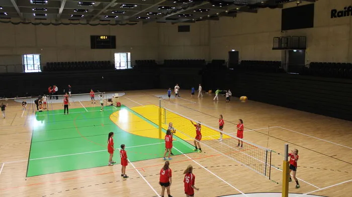 Rund 3000 Besucher haben in der Halle Platz. Die Möglichkeiten sind groß: Volleyball, Basketball, Handball, Tennis, Fußball, Badminton und vieles mehr - hier kann man so gut wie allen Ballsportarten nachgehen.