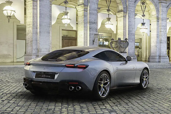 Die 20 Mehr-PS haben aber noch einen anderen Grund. Ferrari möchte den Roma nämlich etwas oberhalb des Portofino positionieren. Aber nicht zu hoch, zum deutlich teureren 812 Superfast. Der ist mit seinen 800 Pferdestärken aber schon eine ganz andere Welt, und dann gibt es da ja auch noch den SF90 mit derer 1000, wer also ein wenig Platz für Golfbags und Einkaufstaschen benötigt, dennoch aber unbedingt ein Auto mit dem springenden Pferd im Logo fahren möchte, der kommt in Modena tatsächlich nicht schlauer weg als mit dem – zumindest im Vergleich zu seinen Kollegen – vernünftigen Roma.
