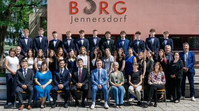 Die Maturantinnen und Maturanten des Borg Jennersdorf (8A-Klasse)
