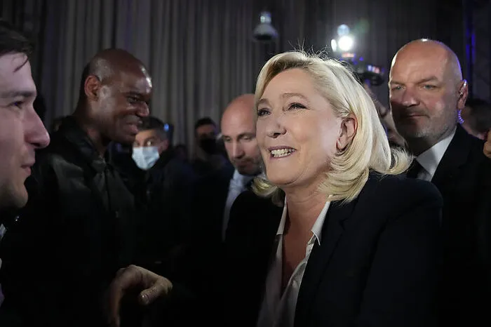 Le Pen pochte in einer ersten Reaktion auf Frankreichs Selbstständigkeit und Werte. Für die Stichwahl hätten sich "zwei entgegengesetzte Visionen der Zukunft" durchgesetzt, sagte sie am Sonntagabend in Paris. Sie vertrete "die soziale Gerechtigkeit rund um das jahrtausendealte Konzept von Nation und Volk". Sie werde die nationale Unabhängigkeit und die Möglichkeit der einfachen Franzosen sicherstellen, für sich selber zu entscheiden. "Ich werde Frankreich in fünf Jahren in Ordnung bringen", meinte sie.