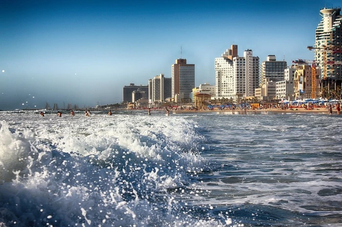 Weihnachten ein Randphänomen – Tel Aviv:Praktisch keine Rolle spielt Weihnachten in Tel Aviv. Entsprechend brauchen Besucher, die den Festtagen entfliehen, keine Sorge zu haben, mit Tannenbäumen oder Weihnachtsmännern konfrontiert zu werden. Darüber hinaus herrschen Ende Dezember mit etwas Glück klimatisch hervorragende Bedingungen, um ein paar wärmende Sonnenstrahlen einzufangen. Wer doch noch etwas Sehnsucht nach Weihnachten bekommt, kann einen Tagesausflug in die Hauptstadt Jerusalem unternehmen. Als wichtiges Zentrum mehrerer Weltreligionen ist das Fest dort natürlich kein Fremdwort. Weitere Infos unter: weekenGO