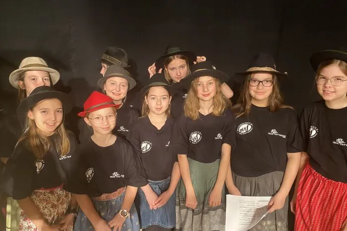 Für musikalische Begleitung sorgt der Chor der Musikschule Fehring ...