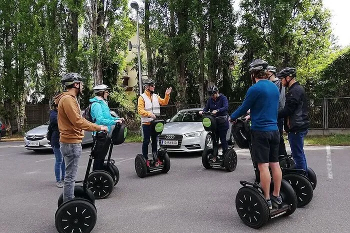 Erich Schattauer von Segytours klärt über das richtige Fahrverhalten auf