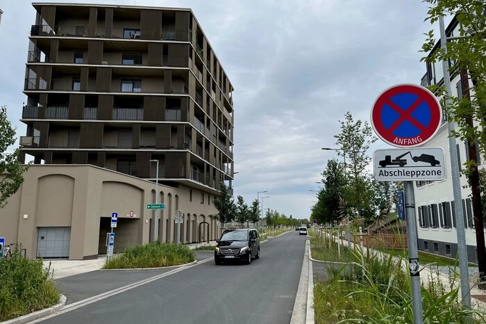 Im Hinterland suchen die Anrainer verzweifelt Parkplätze - und kassieren Strafzettel.