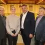 Die Rekord-Nationalspielerin Sarah Puntigam mit Altbürgermeister Manfred Rauch (l.), Bürgermeister Gerhard Meixner und Gemeindevorstand Franz Kaufmann (r.)