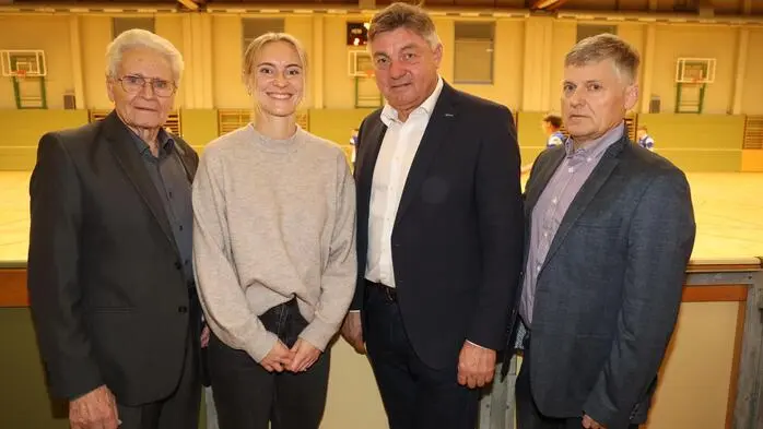 Die Rekord-Nationalspielerin Sarah Puntigam – im Bild mit Altbürgermeister Manfred Rauch, Bürgermeister Gerhard Meixner und Gemeindevorstand Franz Kaufmann – war Stargast der Jubiläumsfeier