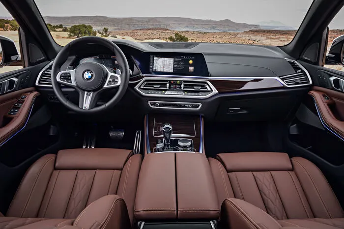 Im Armaturenbrett prangen die neu gestalteten digitalen Instrumente und der Bildschirm für das Infotainment, die standardmäßig jeweils 12,3 Zoll zählen. Dazu kommt noch ein Head-up-Display.
