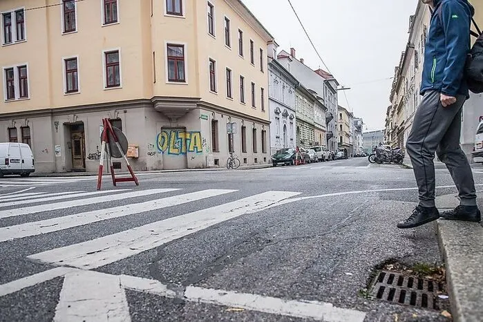 An der Kreuzung Brockmann-/Kastellfeldgasse stolpern immer wieder Fußgänger über die hohen Gehsteigkanten. Obwohl dort Tempo 30 gilt und die Zone damit verkehrsberuhigt ist, ist die Stelle nicht fußgängerfreundlich gestaltet. Denn auch dort, wo es vom Gehsteig auf den Zebrastreifen geht, sind die Kanten nicht abgeschrägt. Für Fußgänger unbequem, für Leute mit Kinderwagen lästig und für Rollstuhlfahrer eine unnötig hohe Hürde.