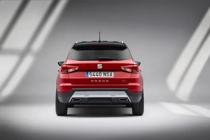 Noch stärker unterscheiden sich die beiden Modelle in der Höhe: Hier misst das SUV 99 Millimeter mehr als der Kleinwagen. Damit bietet der Arona nicht nur größere Bodenfreiheit, leichteres Ein- und Aussteigen, sondern auch mehr Kopffreiheit vorne und hinten – vor allem aber einen größeren Kofferraum mit 400 Litern Ladevolumen.