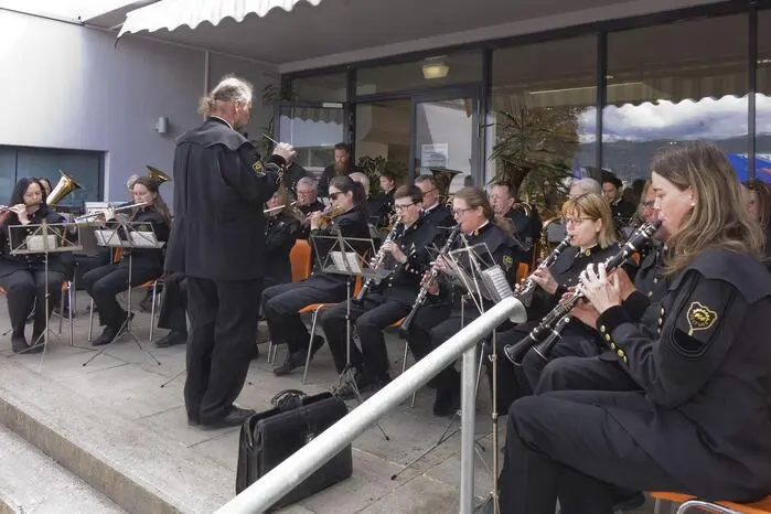Für den musikalischen Rahmen der Eröffnungsfeier sorgten die Werkskapelle Zeltweg . . .