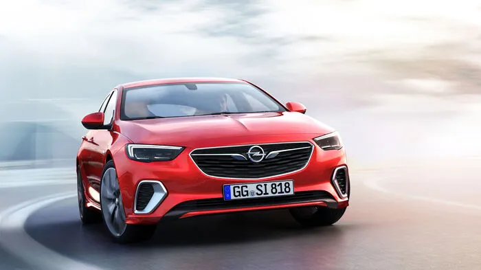 Der Opel Insignia GSi hat seinen Feinschliff auf der Nordschleife des Nürburgrings bekommen. Und die sich auch auf der Stoppuhr ablesen lassen: „Der neue Insignia GSi ist auf einer Runde deutlich schneller als die stärkere OPC-Variante der Vorgänger-Generation“, hat Opel-Direktor Performance Cars und Motorsport Volker Strycek bei seinen Entwicklungsfahrten festgestellt. Die Rüsselsheimer untermauern das zwar nicht mit Rundenzeiten, aber dafür mit einer anderen Zahl: Der GSi wiegt 160 Kilogramm weniger.