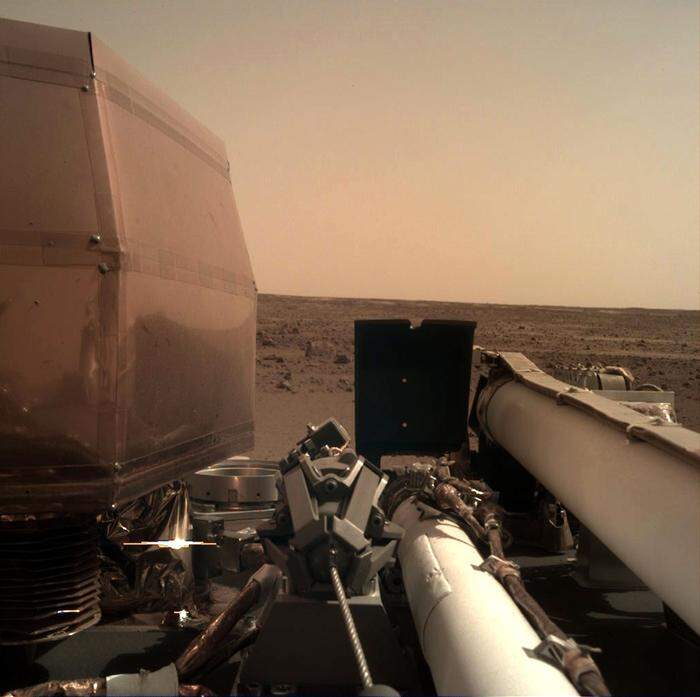 Schon kurz nach der Landung schickte die Sonde am Montag ihr erstes Foto vom Roten Planeten aus