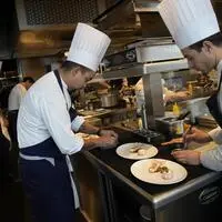 Gourmetköche beim Anrichten. „Tourismus des ganzen Landes aufgewertet“