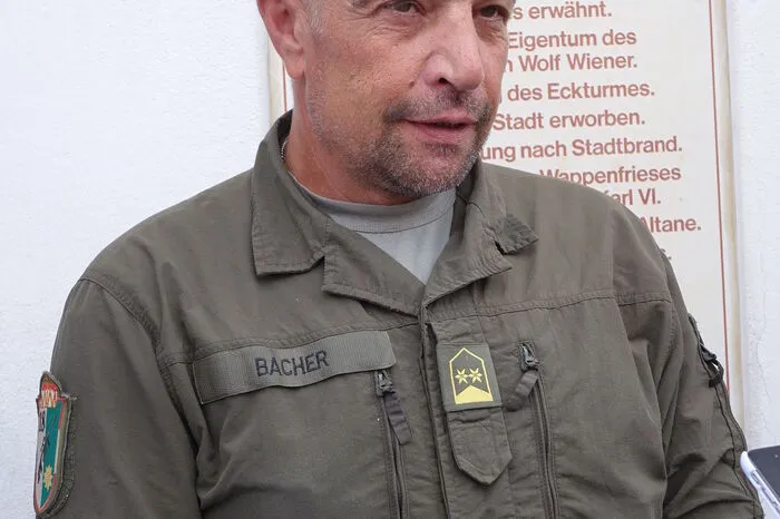 Oberstleutnant Reinhard Bacher, Jägerbataillon 18, das in der Landwehrkaserne St. Michael stationiert ist, leitet die Übung, die insgesamt drei Tage lang dauert. KPE-Kompaniekommandant ist David Flicker.