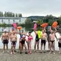 Claudia Müller (1. Reihe, 3. v.l.) ist Initiatorin der Benefizaktionen „Wir schwimmen, du hülfst“