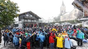 Sie trotzten gemeinsam Wind und Schnee: Begeisterte Teilnehmer der 12. Bergretter-Fanwanderung in Ramsau am Dachstein