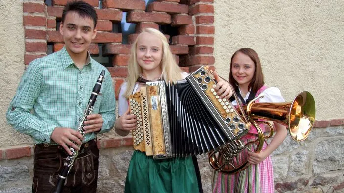 Eine jugendlich schwungvollen Auftakt, auf bereits beachtlichem musikalischem Niveau lieferten die Geschwister Scharf aus Bad St. Leonhard. 