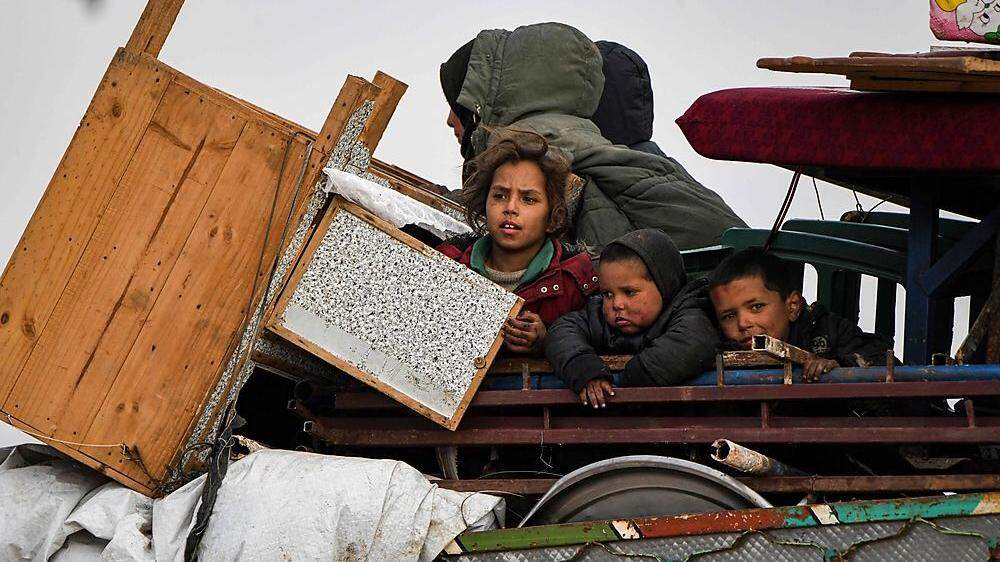 Assads Truppen auf dem Vormarsch. Die Flüchtenden hausen auf Lastern