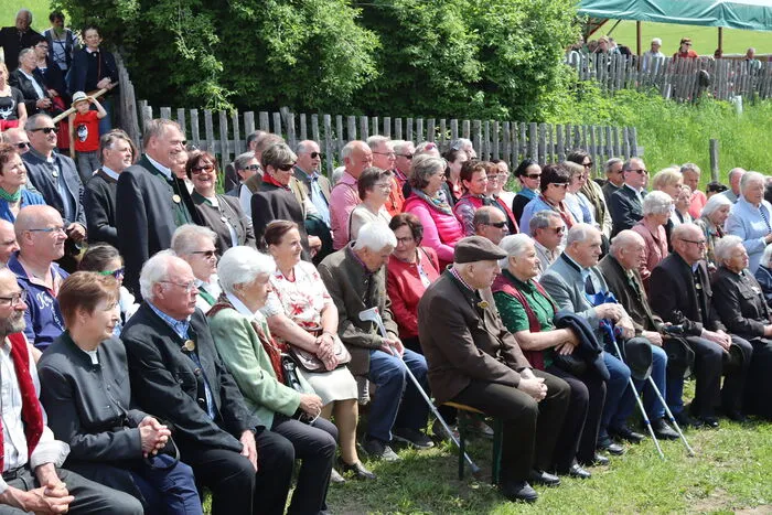 Aus Nah und Fern kamen die Besucher um zum einen der Festmesse beizuwohnen, als auch um dieses seltene Ereignis einer Glockenweihe von vier neuen Kirchenglocken mitzuerleben.