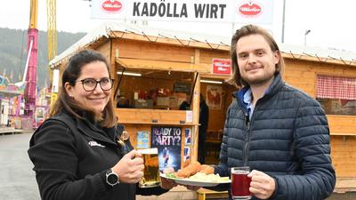 „Kadöllawirtin“ Sabrina Pappler mit Kleine Zeitung-Redakteur Andreas Hoi