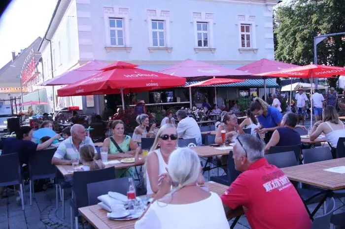 Die Namensänderung wurde deshalb vorgenommen, um ein noch breiteres Angebot auf die Beine zu stellen. Zu italienischen Köstlichkeiten gab es auch bodenständige Kulinarik, Musikgruppen, die „mitten unter die Leut“ aufspielten, unterhielten die Besucher mit italienischen und heimischen Klängen.