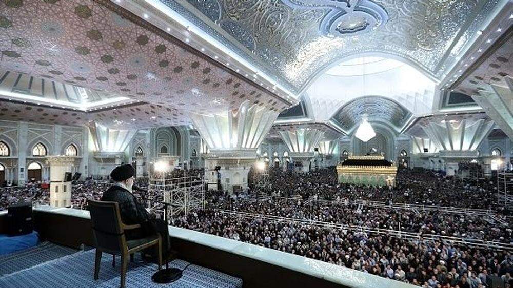 Irans oberster Führer Ali Chameni huldigt seinem verstorbenen Vorgänger Ajatollah Chomeini in dessen Mausoleum südlich von Teheran