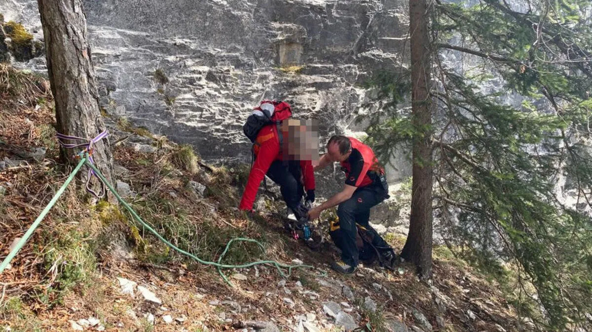 Die Wanderin wurde mit dem Seil gesichert und zum Wanderweg gebracht