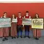 Drei junge Musikerinnen, ein junger Musiker und der Bürgermeister in Tracht, sie halten Bilderrahmen mit historischen Bildern der Trachtenkapelle hoch | Jung und Alt prägen seit 200 Jahren bei der Trachtenmusikkapelle Obervellach das Vereinsleben (von links): Viktoria Raunegger, Sophie Fleißner, Bürgermeister Arnold Klammer, Leonhard Sacher und Anna Pucher