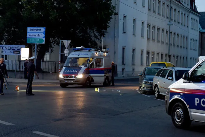 Der Zustand des Beamten hat sich unterdessen in der Nacht auf Freitag offenbar verschlechtert. Er sei als kritisch zu bewerten, sagte Polizeisprecher Roman Hahslinger der APA.
