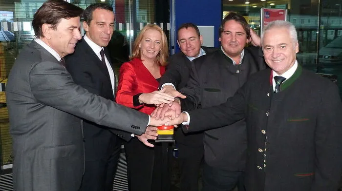 Alte und neue Chefs? Christian Kern (2. von links) bei der Neueröffnung des Leibnitzer Bahnhofs