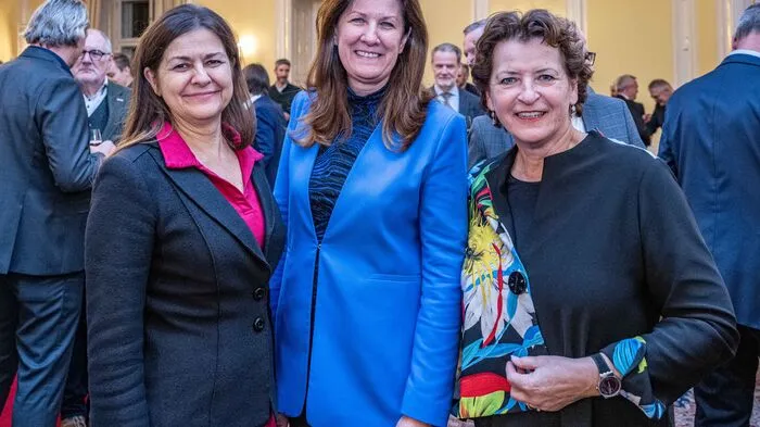 ÖVP-Barbara Riener inmitten der SPÖ-Landesrätinnen Doris Kampus und Ursula Lackner