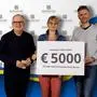 Arnold und Andrea Toplitsch und Siegbert Waldner (von links) freuen sich über die großartige Spendensumme