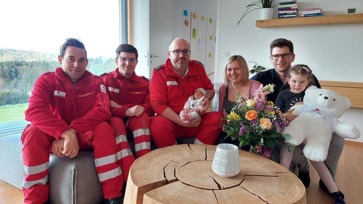 Karina und Christoph Platzer mit ihren Kindern Ellie und Ivie sowie dem Rotkreuz-Team (Stefan Glanzer, Florian Unger und Gernot Strohmeier)