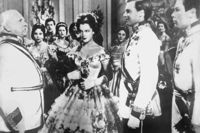 Romy Schneider als Kaiserin Elisabeth und der Theater- und Filmschauspieler Karlheinz Böhm als ihr Gatte Kaiser Franz Joseph von Österreich (2.v.r.) in einer Szene der 'Sissi'-Filmtrilogie.