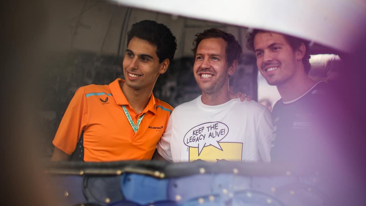 Gabriel Bortoleto (links) mit Sebastian Vettel (Mitte) und Felipe Drugovich beim Grand Prix in Sao Paulo