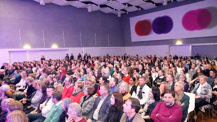 So viele Besucher hat man bei einer Show in der St. Veiter Blumenhalle schon lange nicht mehr gesehen.