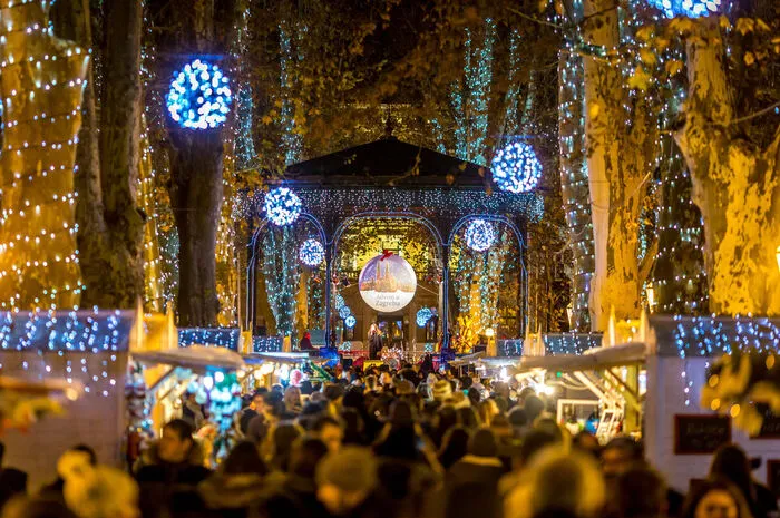 Der Park versinkt abends in einem Lichtermeer, Tausende Leuchtschlangen wickeln sich um die „Heldenbäume“, die 220 Platanen der Allee, über die sich ein Baldachin aus goldenen und silbernen Lampions spannt. Singende und gitarrenspielende Weihnachtsmänner ziehen durch den Park, die Stimmung hat Jahrmarktcharakter.