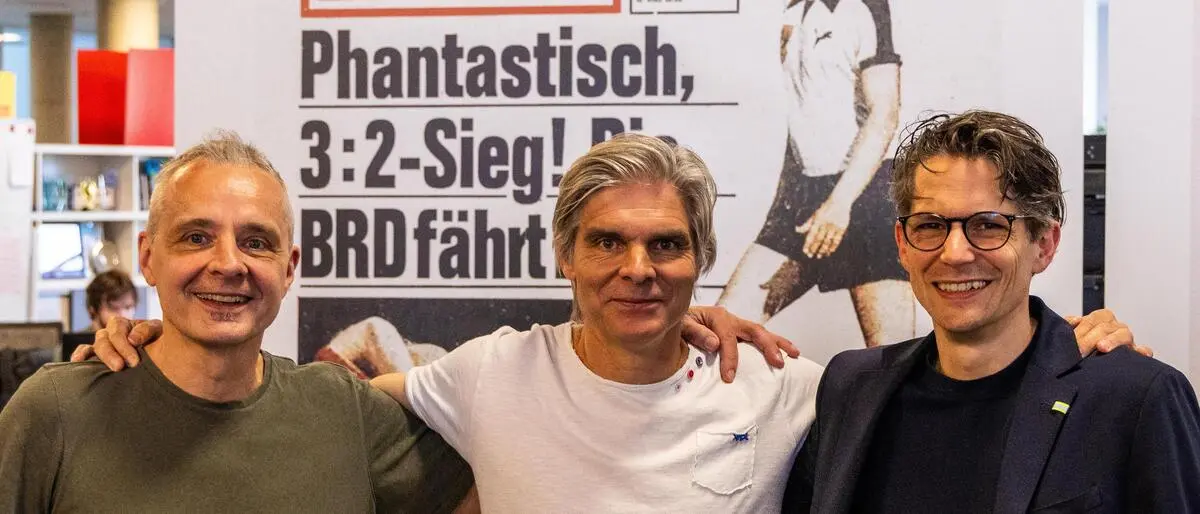 Thomas Maurer, Gilbert Prilasnig und Thomas Cik vor der legendären Cordoba-Titelseite in der Sportredaktion der Kleinen Zeitung