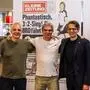 Thomas Maurer, Gilbert Prilasnig und Thomas Cik vor der legendären Cordoba-Titelseite in der Sportredaktion der Kleinen Zeitung
