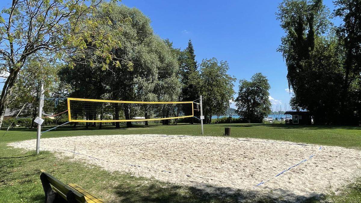 Der Beachvolleyballplatz in Krumpendorf, nahe der Marina, sorgt für Unruhe in der Gemeinde