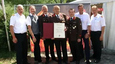 Wilfried Böhmer (Mitte), ehemaliger Kommandant der Freiwilligen Feuerwehr Afling, wurde mit der Ehrenurkunde der Gemeinde Kainach ausgezeichnet